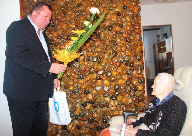Fotogaléria OKTÓBER - MESIAC ÚCTY K STARŠÍM: Návšteva primátora u najstarších občanov Sečoviec (18) OKTÓBER - MESIAC ÚCTY K STARŠÍM: Návšteva primátora u najstarších občanov Sečoviec