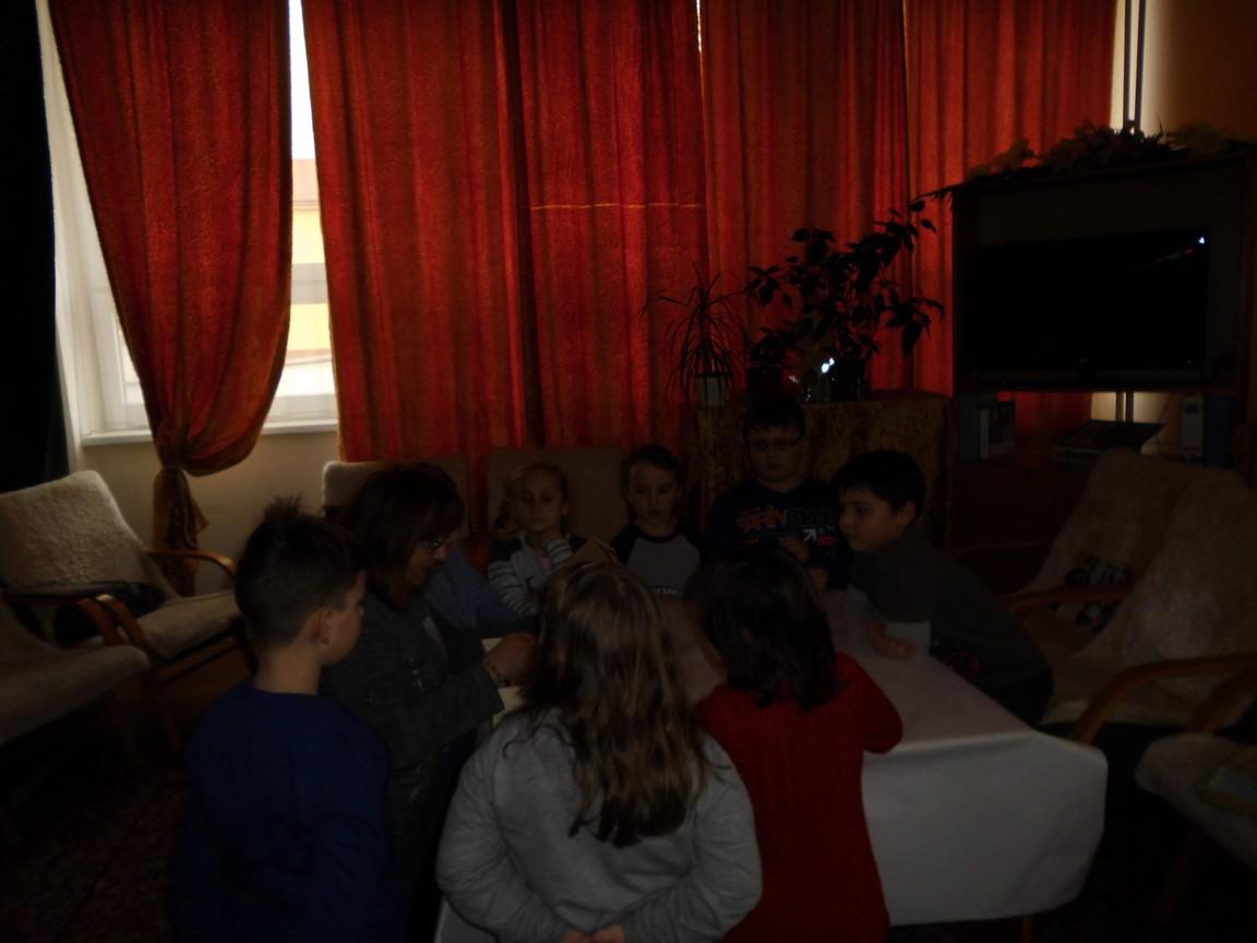 Fotogaléria ČÍTANIE A MAĽOVANIE V KNIŽNICI: Valentínske všeličo (09.02.2016) (11) ČÍTANIE A MAĽOVANIE V KNIŽNICI: Valentínske všeličo (09.02.2016)
