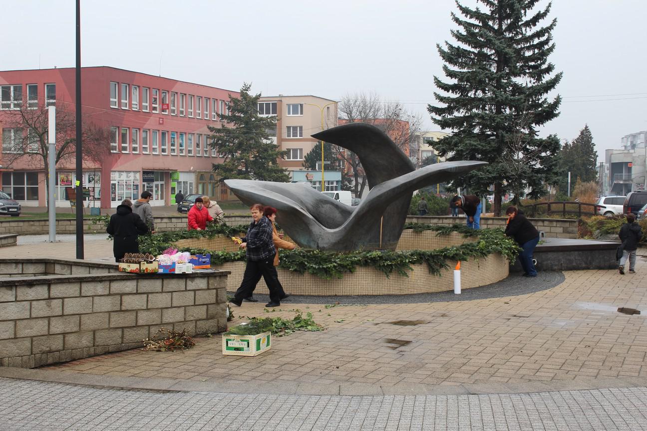 Fotogaléria Klub dôchodcov: Adventný veniec okolo fontány (25. 11. 2016) (26) Klub dôchodcov: Adventný veniec okolo fontány (25. 11. 2016)