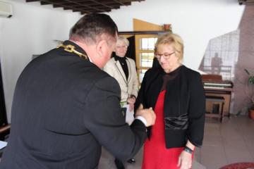 Ocenenie z rúk primátora preberá Mgr. Katarína Rab Ocenenie z rúk primátora preberá Mgr. Katarína Rab