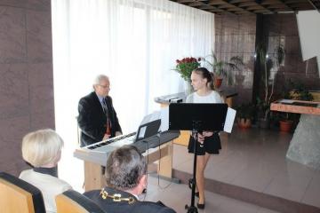 Úvodnú skladbu na flaute zahrala Simona Vargová s Úvodnú skladbu na flaute zahrala Simona Vargová s